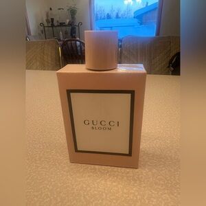 Gucci Bloom Eau de Parfum - Blush Pink Bottle